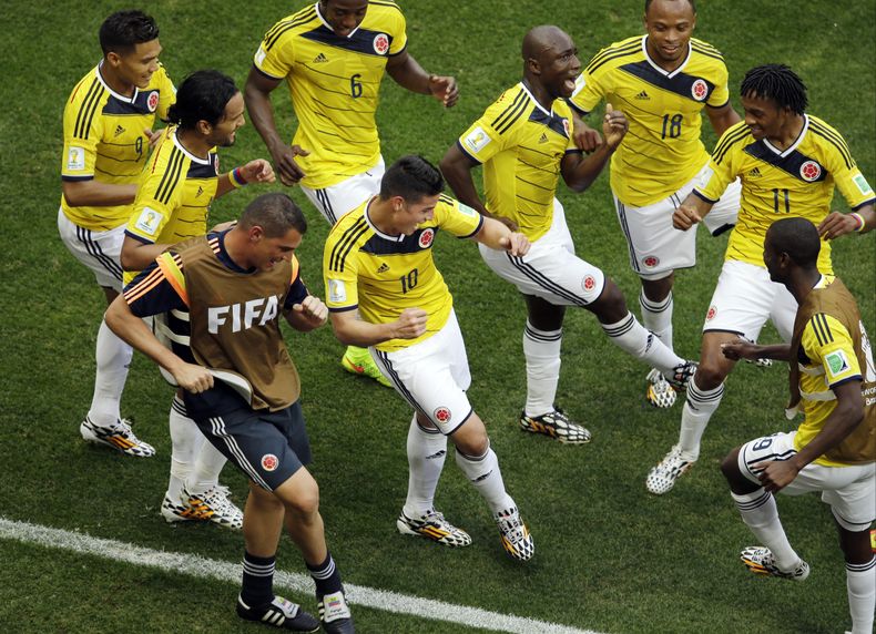 El jugador de Colombia, James Rodr&iacute;guez, centro, baila con sus compa&ntilde;eros festejando un gol ante Costa de Marfil en el Mundial el jueves, 19 de junio de 2014, en Brasilia, Brasil. (AP Foto/Themba Hadebe)