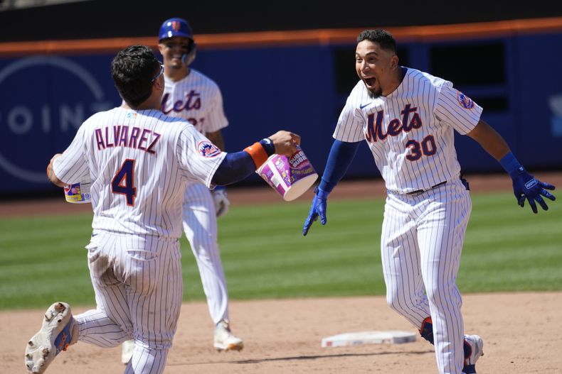 Rafael Ortega (30) celebra tras impulsar la carrera de la victoria de los Mets de Nueva York ante los Angelinos de Los Ángeles, el domingo 27 de agosto de 2023. (AP Foto/Mary Altaffer)