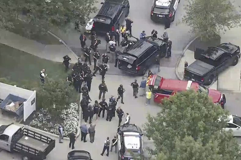 Esta imagen tomada de un video de la cadena WPVI-TV/6ABC muestra a policías que responden a una situación de tirador activo en la Universidad de Villanova, el jueves 21 de agosto de 2025, en Villanova, Pensilvania. (WPVI-TV/6ABC via AP)