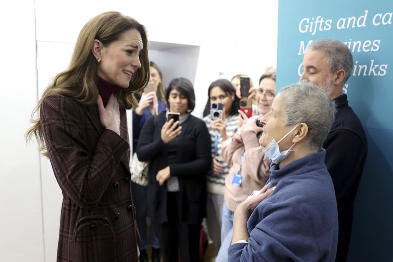 La princesa británica Kate, a la izquierda, habla con Rebecca Mendelhson durante una visita al Hospital Royal Marsden, donde recibió su tratamiento contra el cáncer, en Londres, el martes 14 de enero de 2025 en Londres, Inglaterra. (Chris Jackson/Pool Photo via AP)