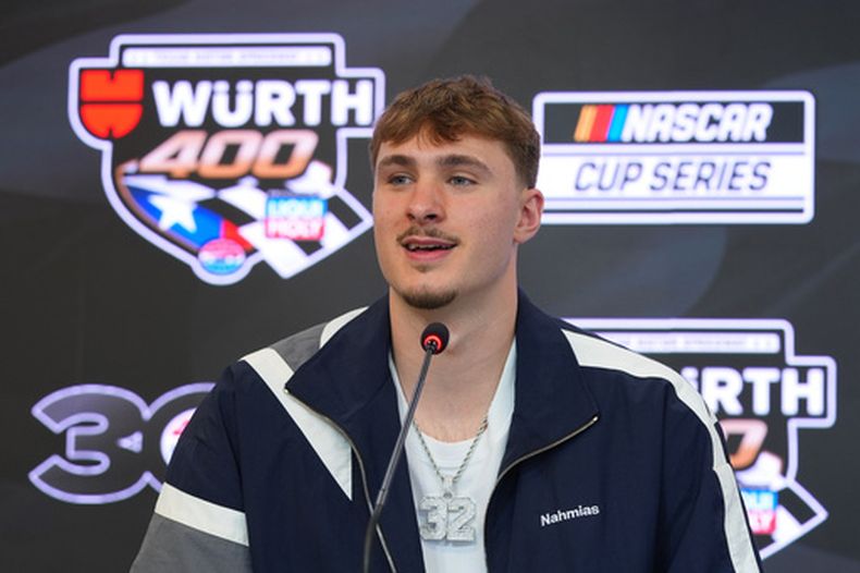 Cooper Flagg, novato de los Mavericks de Dallas, responde una pregunta antes de ser el conductor honorario del coche de seguridad en una carrera de la NASCAR Cup Series en el Texas Motor Speedway en Fort Worth, Texas, el domingo 3 de mayo de 2026. (Foto AP/LM Otero)