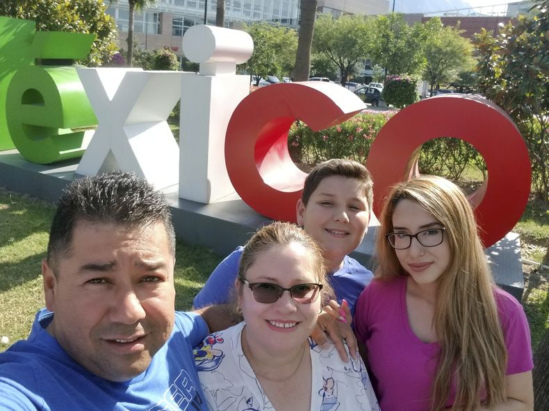 Esta foto suministrada por Juan Enrique Sauceda, muestra a Sauceda, a la izquierda, con su esposa Nancy Valderrama Riveros, segunda desde la izquierda, y sus hijos Brayan Alexander Sauceda, y Jennifer Janneth Sauceda, en Monterey, México, el 8 de junio de 2019. (Cortesía de Juan Enrique Sauceda via AP)