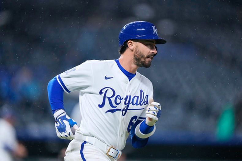 Jonathan India, de los Reales de Kansas City, recorre las bases luego de conseguir un grand slam ante los Mellizos de Minnesota, el miércoles 1 de abril de 2026 (AP Foto/Charlie Riedel)