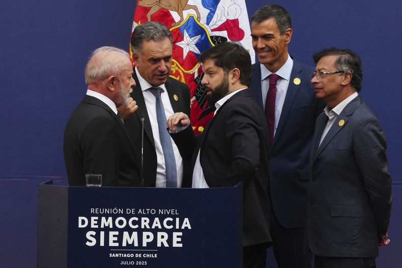 De izquierda a derecha, los presidentes de Brasil, Luiz Inácio Lula da Silva; Uruguay, Yamandu Orsi, y Chile, Gabriel Boric; el presidente del gobierno español, Pedro Sanchez, y el mandatario de Colombia, Gustavo Petro, conversan durante una cumbre sobre democracia y multilateralismo en el Palacio de La Moneda en Santiago de Chile, el lunes 21 de julio de 2025. (AP Foto/Esteban Felix)
