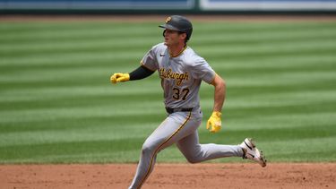 Tyler Callihan, de los Piratas de Pittsburgh, corre hacia la tercera base tras un error de tiro del lanzador de los Nacionales de Washington, Cade Cavalli, en un intento de revirada durante la segunda entrada de un partido de béisbol, el domingo 5 de julio de 2026, en Washington. (Foto AP/Nick Wass)