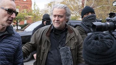 Bannon se entrega, tras ignorar citación de Congreso
