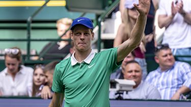 El italiano Jannik Sinner saluda después de ganar su partido contra el alemán Yannik Hanfmann durante el torneo de tenis ATP de Halle en Halle, Alemania, el martes 17 de junio de 2025. (David Inderlied/dpa via AP)
