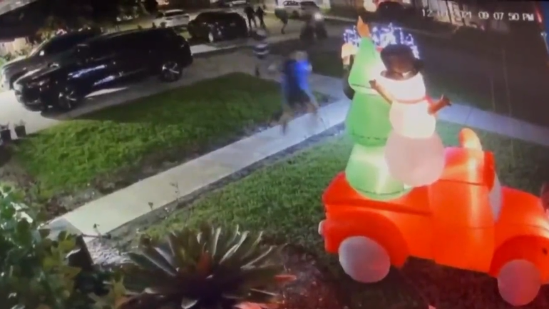 Captados en Cámara: varios jóvenes corren destruyendo todas las decoraciones navideñas de un vecindario en Miami