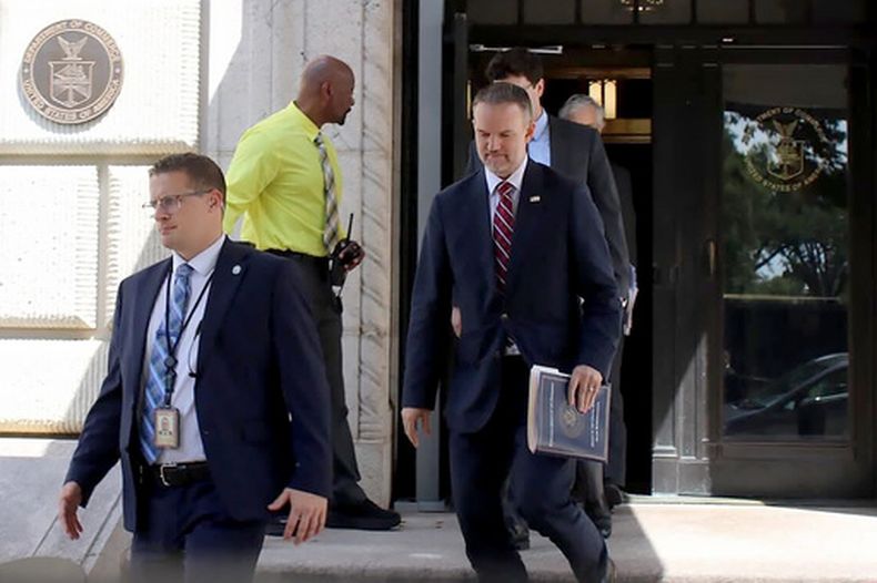 El representante de Comercio de Estados Unidos, Jamieson Greer, en el centro, sale del Departamento de Comercio de Estados Unidos tras una reunión con funcionarios canadienses en Washington, el lunes 17 de agosto de 2026. (Kelly Geraldine Malone/The Canadian Press via AP)