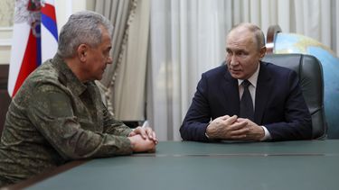 El presidente de Rusia, Vladímir Putin (derecha), habla con el ministro de Defensa del país, Sergei Shoigu, en el centro de mando del distrito militar del sur del país, en Rostov del Don, Rusia, el 9 de noviembre de 2023. (Gavriil Grigorov, Sputnik, Kremlin Pool Foto vía AP)