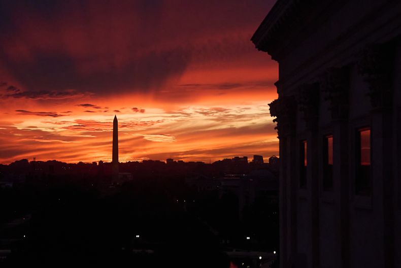 El atardecer se ve desde el Capitolio antes de conferencias de prensa de republicanos y demócratas sobre el cierre de gobierno en Estados Unidos, el martes 30 de septiembre de 2025 en el Capitolio, en Washington. (AP Foto/Jacquelyn Martin)