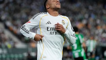 Kylian Mbappé del Real Madrid durante el partido contra Real Betis en la Liga española, el viernes 24 de abril de 2026, en Sevilla. (AP Foto/José Bretón)