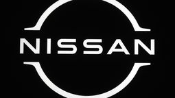 En esta imagen de archivo, el logo de Nissan, visto en el Salón del Auto de Tokio Salon 2025, una feria del sector, el 10 de enero de 2025, en Makuhari Messe, Chiba, cerca de Tokio. (AP Foto/Eugene Hoshiko, archivo)