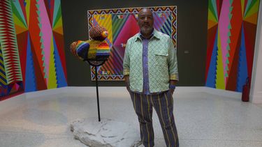 El artista Jeffrey Gibson posa dentro del pabellón de Estados Unidos en un recorrido para medios en la 60a Bienal de Artes en Venecia, Italia, el martes 16 de abril de 2024. Gibson, un choctaw de Mississippi de ascendencia cherokee, es el primer indígena estadounidense en representar a Estados Unidos en solitario en la Bienal de Venecia, la muestra de arte contemporáneo más antigua del mundo. (Foto AP/Luca Bruno)