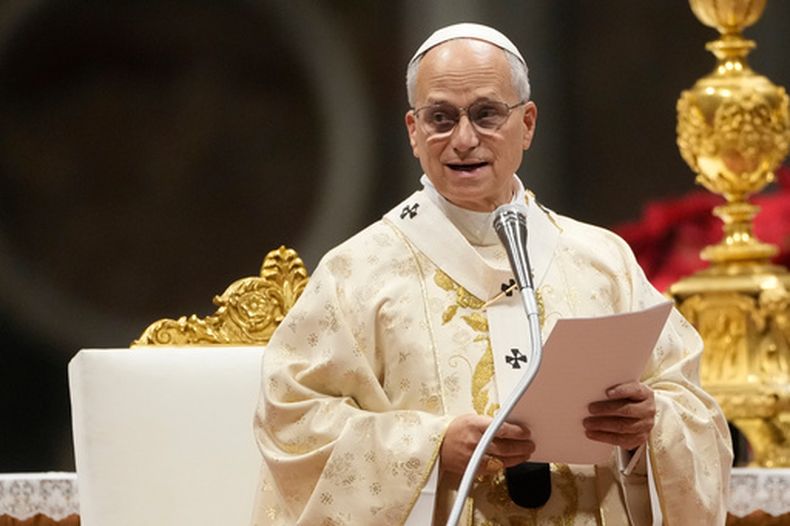 El papa León XIV preside una misa de Navidad en la basílica de San Pedro en el Vaticano, el 25 de diciembre de 2025. (AP Foto/Gregorio Borgia)