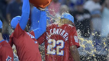 Alcántara lanza 4to juego completo; Marlins vencen a Dodgers