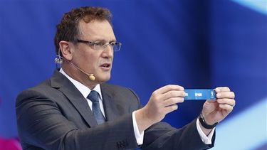 americateve | Terminó el sorteo mundialista que estableció cuáles equipos conformarán los diferentes grupos que disputarán el campeonato de fútbol en Brasil 2014.