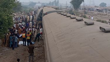 En esta imagen publicado por el Departamento de Rescate de Emergencias 1122 de Pakistán, rescatistas y voluntarios sacan cuerpos y pasajeros atrapados tras el descarrilamiento de un tren a las afueras de Multan, en el centro de Pakistán, el martes 13 de octubre de 2026. ( Departamento de Rescate de Emergencias 1122 de Pakistán via AP)