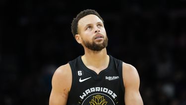 Suns vencen a Warriors 130-119 a pesar de 50 puntos de Curry
