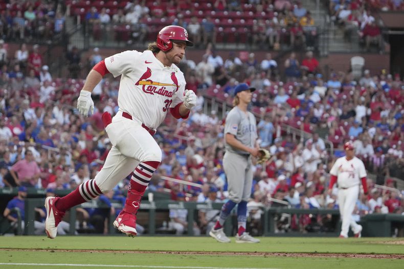 Brendan Donovan, izquierda, de los Cardenales de San Luis, inicia el recorrido de las bases después de batear un cuadrangular de dos carreras frente al abridor de los Cachorros de Chicago, Ben Brown, durante la quinta entrada del juego de béisbol de Grandes Ligas, el lunes 23 de junio de 2025, en San Luis. (AP Foto/Jeff Roberson)