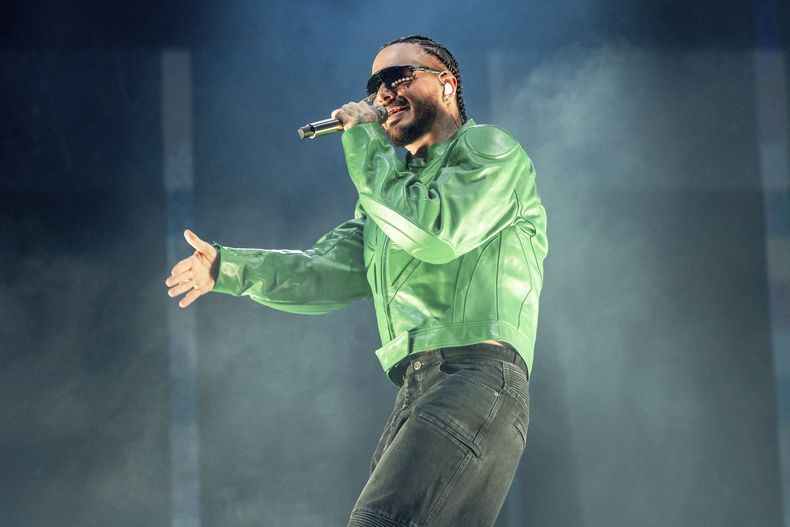 ARCHIVO - J Balvin durante su presentación en el Festival dete de Quebec el sábado 13 de julio de 2024, en Quebec. Balvin lanzará su álbum Rayo el 9 de agosto de 2024. (Foto Amy Harris/Invision/AP)