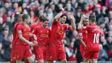 americateve | El jugador de Liverpool, Luis Su&aacute;rez, centro, festeja un gol contra Cardiff en la liga Premier el s&aacute;bado, 21 de diciembre de 2013, en Liverpool, Inglaterra. (AP Photo/Peter Byrne, PA Wire)   UNITED KINGDOM OUT  -  NO SALES  -  NO ARCHIVES