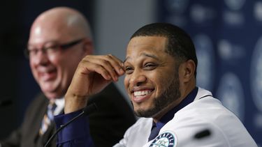 americateve | El jugador de los Marineros de Seattle, Robinson Can&oacute;, derecha, sonr&iacute;e al ser presentado por el equipo el jueves, 12 de diciembre de 2013, en Seattle.  (AP Photo/Ted S. Warren)