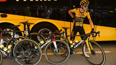 El danés Jonas Vingegaard previo al comienzo de la 13ra etapa de la Vuelta a España, el domingo 10 de septiembre de 2023, en Pamplona. (AP Foto/Álvaro Barrientos)