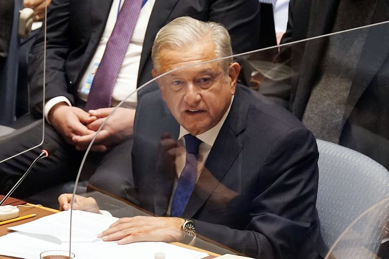 López Obrador llega a mitad de mandato con alta aprobación