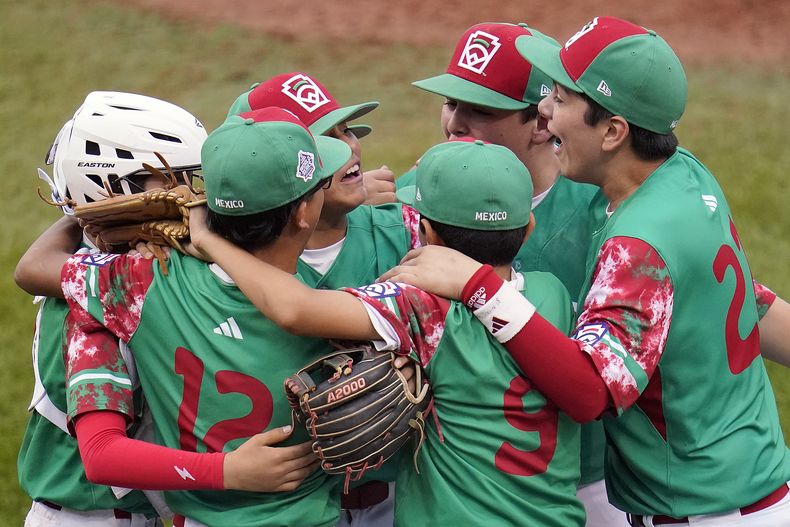 Los jugadores de México festejan tras derrotar a Japón en la Serie Mundial de Pequeñas Ligas, el miércoles 23 de agosto de 2023 (AP Foto/Tom E. Puskar)