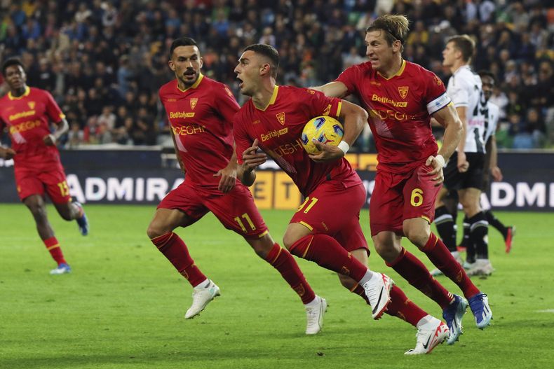 Roberto Piccoli del Lecce celebra tras anotar su primer gol en la Serie A en el encuentro ante el Udinese el lunes 23 de octubre del 2023. (Andrea Bressanutti/LaPresse via AP)