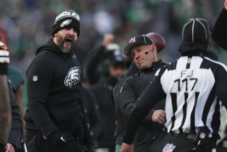 Nick Sirianni, izquierda, entrenador en jefe de los Eagles de Filadelfia, le grita a los árbitros durante la primera mitad del Juego de Campeonato de la NFC en contra de los Commanders de Washington, el domingo 26 de enero de 2025, en Filadelfia. (AP Foto/Matt Slocum)