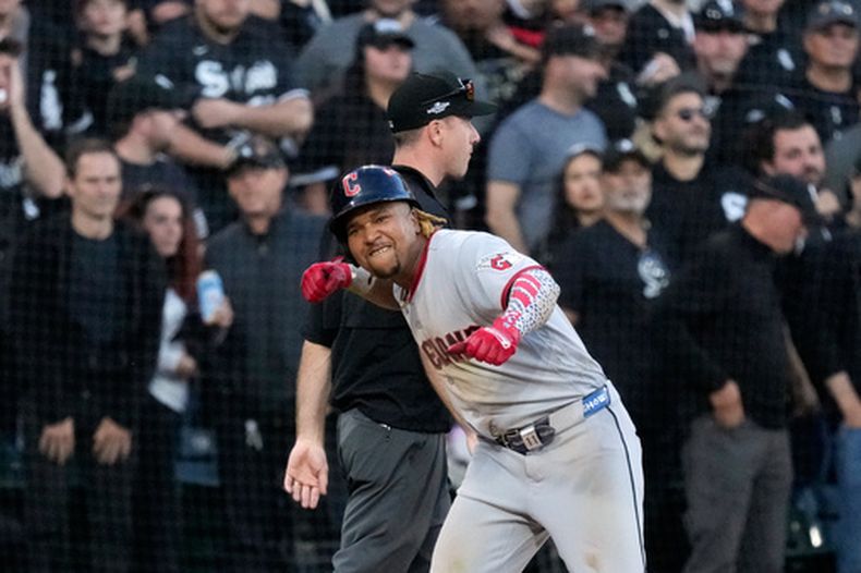 José Ramírez de los Guardianes de Cleveland tras conectar un triple ante los Medias Blancas de Chicago en el tercer juego de la serie divisional de la Liga Americana, el miércoles 7 de octubre de 2026, en Chicago. (AP Foto/Nam Y. Huh)