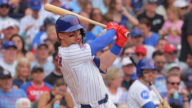 Nico Hoerner de los Cachorros de Chicago batea un sencillo remolcador en la sexta entrada ante los Cardenales de San Luis el domingo 5 de julio del 2026. (AP Foto/Melissa Tamez)