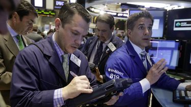 americateve | Fotograf&iacute;a de archivo del 28 de abril de 2014 muestra al comerciante Michael Zicchinolfi, al frente, y al especialista Anthony Rinaldi, derecha, laborando en el piso de remates de la Bolsa de Valores de Nueva York. (Foto AP/Richard Drew, archivo)