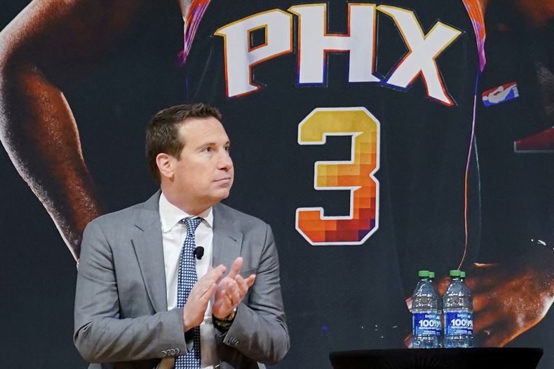 ARCHIVO - El dueño de los Suns de Phoenix, Mat Ishbia, observa durante una conferencia de prensa de baloncesto de la NBA, el jueves 16 de febrero de 2023, en Phoenix. (AP Photo/Matt York, Archivo)