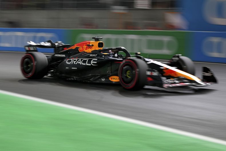 El holandés Max Verstappen de la escudería Red Bull, conduce su auto en la calificación al Gran Premio de Las Vegas el viernes 22 de noviembre del 2024. (AP Foto/Rick Scuteri)