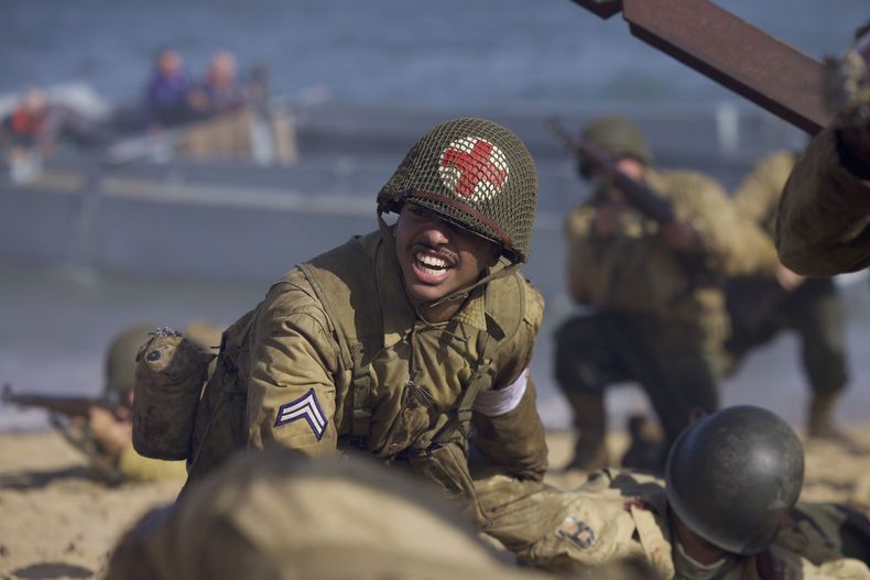 En esta imagen proporcionada por National Geographic, el actor Francesco Di Rauso, interpreta al soldado médico Waverly Woodson Jr., quien rindió servicio con el 320o Batallón de Globos de Barrera en el Día D en una escena de la serie documental Erased: WW2s Heroes of Color. (National Geographic vía AP)