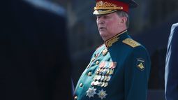 ARCHIVO - Sergei Ivanov, representante especial de Rusia para la protección del medio ambiente y el transporte, asiste a un desfile militar del Día de la Victoria que conmemora el 75to aniversario de la derrota nazi en la Segunda Guerra Mundial, en la Plaza Roja de Moscú, Rusia, el miércoles 24 de junio de 2020. (Foto AP/Pavel Golovkin, Pool, archivo) ARCHIVO - Sergei Ivanov, representante especial de Rusia para la protección del medio ambiente y el transporte, asiste a un desfile militar del Día de la Victoria que conmemora el 75to aniversario de la derrota nazi en la Segunda Guerra Mundial, en la Plaza Roja de Moscú, Rusia, el miércoles 24 de junio de 2020. (Foto AP/Pavel Golovkin, Pool, archivo)