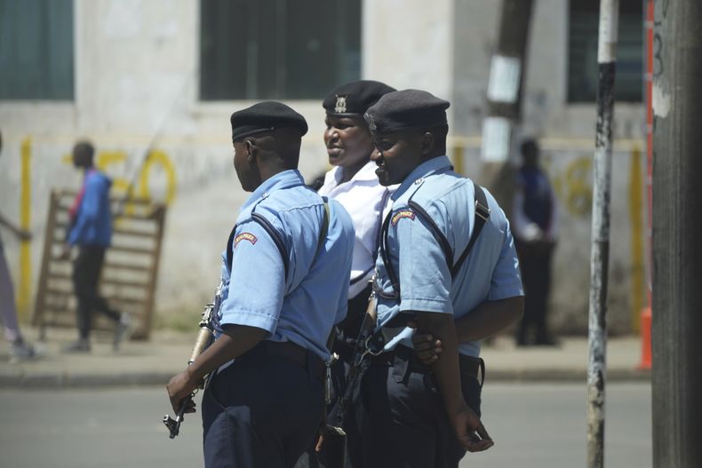 La policía keniana patrulla las calles de Nairobi, Kenia, el martes 12 de marzo de 2024. (AP Foto/Brian Inganga)