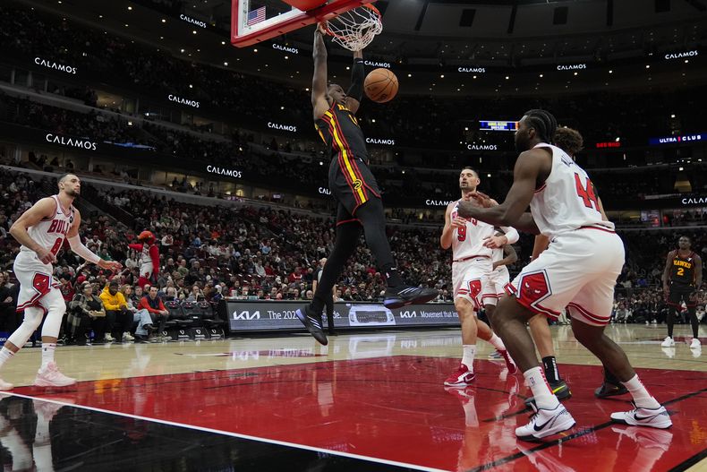Onyeka Okongwu, alero de los Hawks de Atlanta, realiza una clavada en el encuentro del miércoles 15 de enero de 2025, ante los Bulls de Chicago (AP Foto/Erin Hooley)