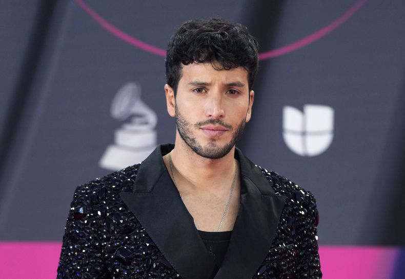 ARCHVO - Sebastián Yatra llega a la 23a entrega anual del Latin Grammy el 17 de noviembre de 2022, en Las Vegas. Yatra será maestro de ceremonias y tendrá un número musical en la 24a entrega del Latin Grammy el 16 de noviembre en Sevilla, España. (Foto AP/John Locher, archivo)