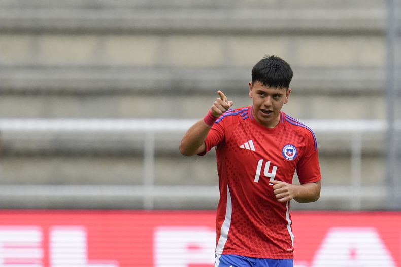 Ignacio Vasquez de Chile celebra tras abrir el marcador en el encuentro ante Perú del Campeonato Sudamericano Sub20 en Cabudare, Venezuela el lunes 27 de enero del 2025. (AP Foto/Matias Delacroix)