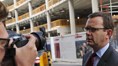 americateve | Andy Coulson, a la derecha, ex editor del News of the World, en el tribunal penal central de Londres, el 25 de junio de 2014. (AP Photo/Lefteris Pitarakis)