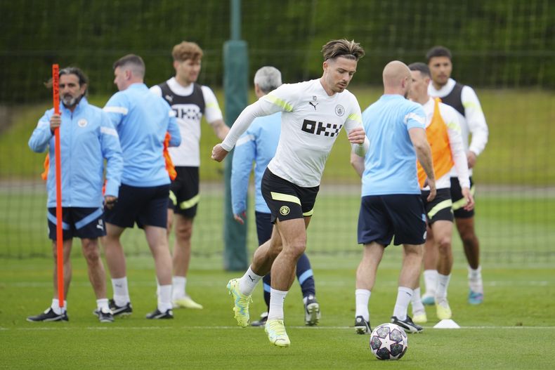 Jack Grealish del Manchester United realiza una jugada en la sesión de entrenamiento del martes 6 de junio en Manchester previo a la final de la Liga de Campeones el sábado ante el Inter de Milán. (AP Foto/Jon Super)