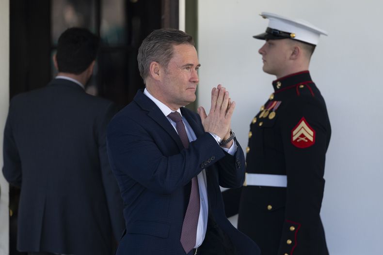 Mike Waltz, asesor de seguridad nacional de la Casa Blanca, le hace un gesto a Lara Trump, nuera del presidente Donald Trump y conductora de la televisora Fox News, tras hablar con ella el miércoles 19 de marzo de 2025, en la Casa Blanca, en Washington. (AP Foto/Ben Curtis)