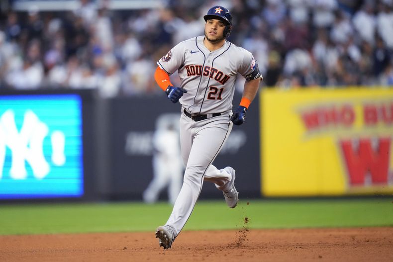 El dominicano Yainer Díaz, de los Astros de Houston, recorre las bases luego de conectar un jonrón en el juego del viernes 4 de agosto de 2023, ante los Yanquis de Nueva York (AP Foto/Frank Franklin II)