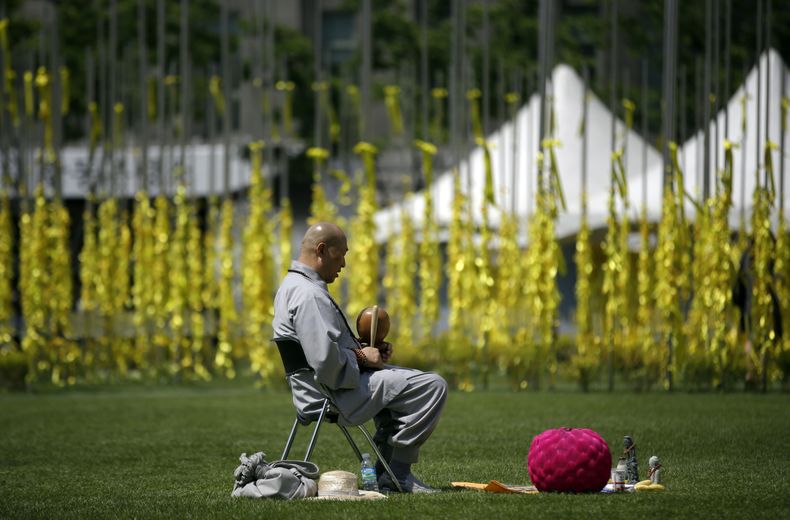 Un monje budista reza por las v&iacute;ctimas y desaparecidos del naufragio del ferri Sewol en un altar Se&uacute;l, Corea del Sur, el mi&eacute;rcoles 7 de mayo de  2014. (Foto de AP/Lee Jin-man)