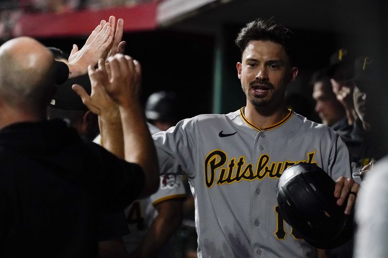 Bryan Reynolds, de los Piratas de Pittsburgh, festeja con sus compañeros luego de anotar ante los Rojos de Cincinnati, el viernes 22 de septiembre de 2023 (AP Foto/Joshua A. Bickel)