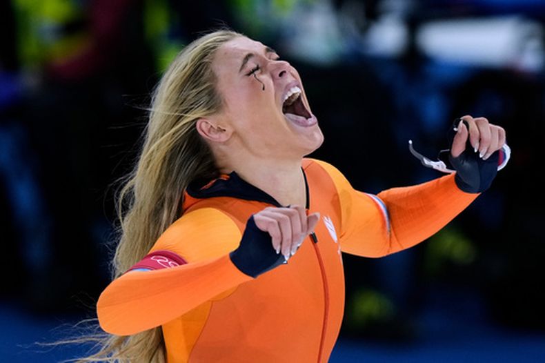 La neerlandesa Jutta Leerdam celebra tras ganar la medalla de oro en los 1.000 metros femeninos del patinaje de velocidad de los Juegos Olímpicos de Invierno, el lunes 9 de febrero de 2026, en Milán. (AP Foto/Luca Bruno)